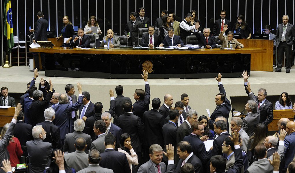 "Blocão", liderado pelo PMDB e formado por outras siglas como PP, PR, Pros, PDT, PSC e PTB e o oposicionista Solidariedade, tentava pressionar o governo e pretendia votar requerimento de criação de comissão externa para acompanhar investigações na Holanda sobre suposto pagamento de propina de empresa holandesa a funcionários da Petrobras