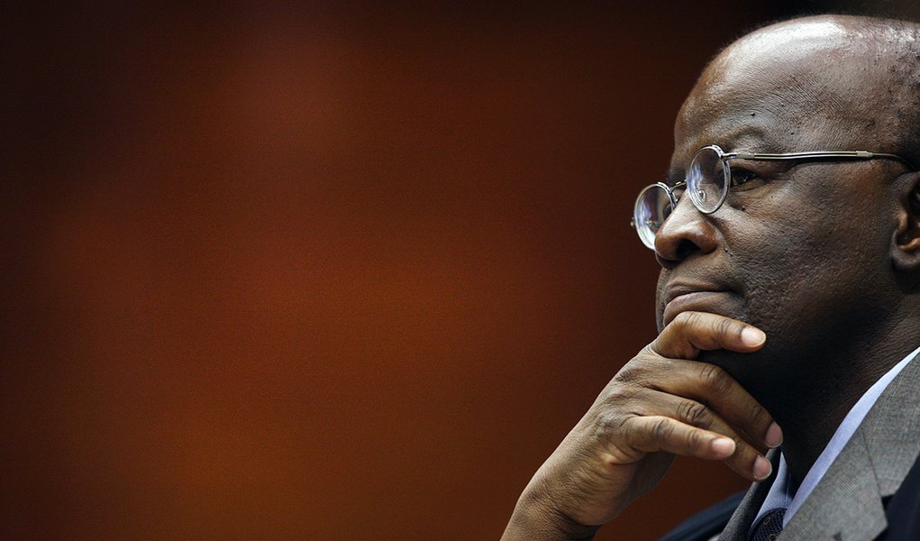 Presidente do Supremo Tribunal Federal, ministro Joaquim Barbosa, não para de surpreender: após adiar seu pedido de aposentadoria, que passaria a ter validade a partir desta quinta (10), para daqui a quase um mês, no dia 6 de agosto, ele entregou ao Supremo um novo requerimento; desta vez, Barbosa comunicou que tirará férias entre os dias 14 e 31 de julho; o que quer Barbosa?