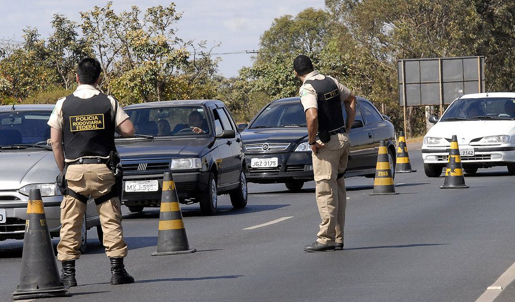 Coordenada pela Polícia Rodoviária Federal, a campanha tem o objetivo de fazer uma fiscalização intensa nas rodovias federais para alertar os motoristas sobre os riscos da imprudência no trânsito; participam do lançamento os ministros das Cidades, Aguinaldo Ribeiro, da Justiça, José Eduardo Cardozo, dos Transportes, César Borges, e da Saúde, Alexandre Padilha