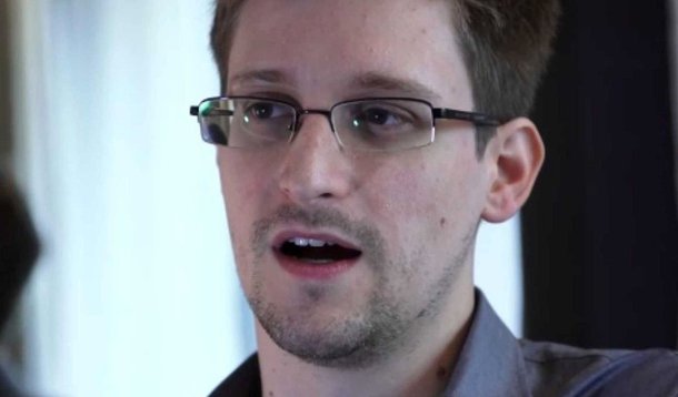 Ex-prestador de serviços da Agência de Segurança Nacional dos EUA (NSA), Edward Snowden usou logins e senhas fornecidos involuntariamente por colegas em uma base de espionagem no Havaí para acessar parte do material secreto que vazou para a mídia, segundo a agência Reuters; esses funcionários foram questionados e afastados de seus cargos