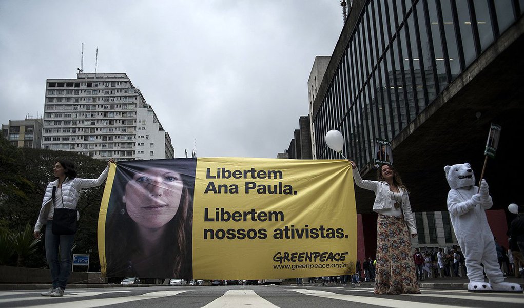 A corte de Murmansk não acatou uma carta de garantia assinada pelo embaixador brasileiro na Rússia, Fernando Barreto, em que pedia que a ativista do Greenpeace Ana Paula Maciel respondesse ao processo em liberdade, mediante o pagamento de fiança