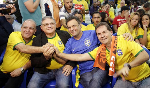 União com peemedebistas "foi algo natural" e "deixa o nosso campo político no Rio de Janeiro confortável", disse o presidenciável do PSDB, Aécio Neves, que assistiu ao jogo do Brasil contra Camarões no Sindicato dos Metalúrgicos de São Paulo com o presidente do Solidariedade, Paulinho da Força; ele afirmou que o pré-candidato do PMDB ao governo do Rio, Luiz Fernando Pezão, é o que tem melhores condições de garantir avanços para o estado e ressaltou que "o que foi no passado extremamente importante e alardeado como uma parceria do Rio com a União (...) haverá de ser garantida com a eleição de Pezão e com a nossa eleição"