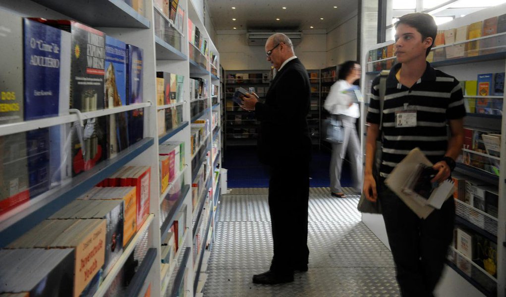 Projeto oferece livros por preços de R$ 2 a R$ 4; lançada neste domingo no bairro da Glória, a versão itinerante, que transporta até 10 mil títulos com um caminhão, vai percorrer todos os municípios do Rio