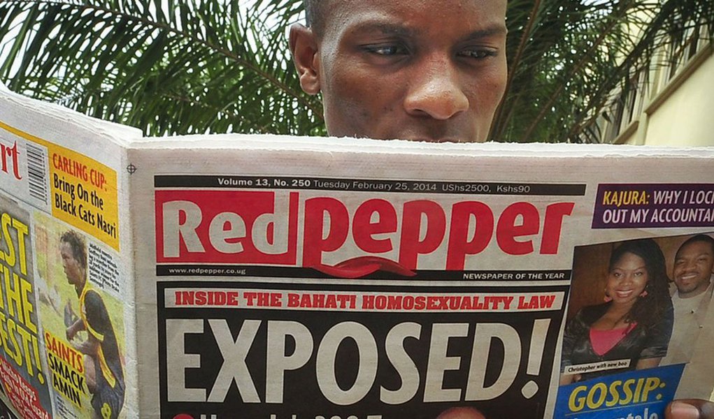 Tabloíde Red Pepper publicou nome dos "200 principais homossexuais do país", um dia depois que o presidente Yoweri Museveni sancionou uma severa lei contra relações do mesmo sexo; classificação inclui ativistas gays como Pepe Julian Onziema, um popular astro de hip hop ugandense e um padre da Igreja Católica