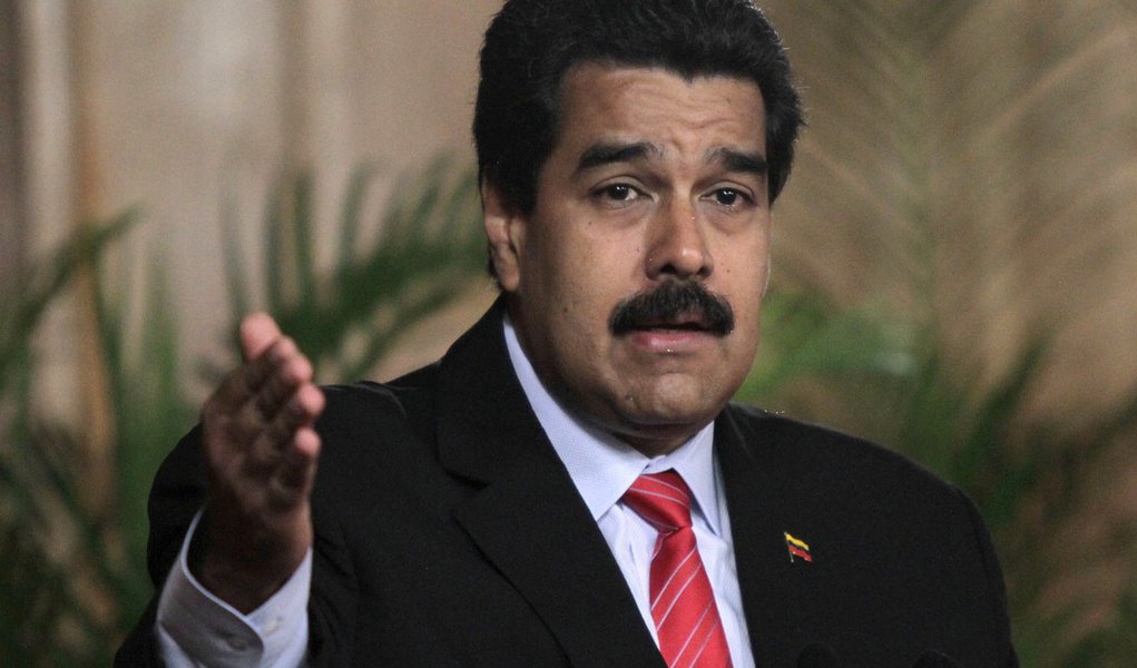"Os grandes meios de comunicação montaram uma campanha contra o Mundial (...) como aconteceu com o anterior na África do Sul", disse o presidente venezuelano, Nicolas Maduro; ele afirmou torcer para que a taça de campeão fique na América Latina e pediu que venezuelanos assistam o evento: "Desejamos ao Brasil, ao povo do Brasil, à presidente Dilma Rousseff toda a sorte para este Mundial de Futebol. É um orgulho para os sul-americanos que este Mundial aconteça em território sul-americano"