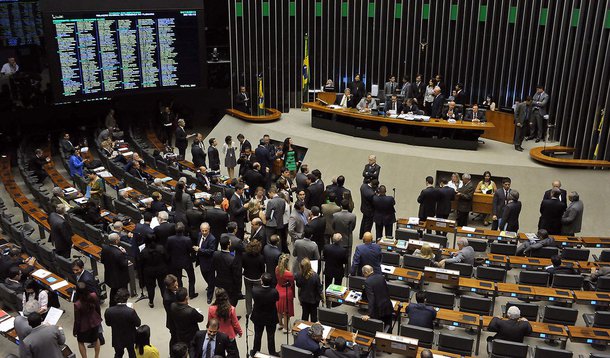 Atualmente, a Constituição, no seu Artigo  6º, institui 11 direitos: educação, saúde, alimentação, trabalho, moradia, lazer, segurança, Previdência Social, proteção à maternidade, proteção à infância e assistência aos desamparados; na avaliação da deputada Luiza Erundina (PSB-SP), a aprovação vai garantir prioridade ao tema nas políticas públicas