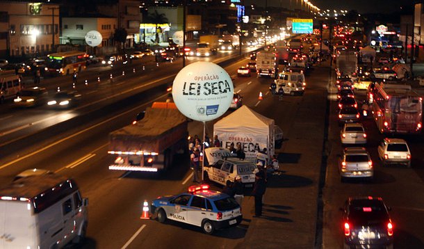 A CSPS Signs Painéis, nome comercial da High Level Signs, prestou diversos serviços gráficos ao governo e à prefeitura do Rio em 2014, como a produção de adesivos e balões para a Operação Lei Seca, envelopamento de veículos de supervisão regional e placas com o brasão da Polícia Militar, entre outros; segundo o TRE-RJ, há indícios de fraudes na prestação de contas, crime fiscal, abuso de poder econômico e político, além de propaganda irregular"; o relatório fica pronto até a próxima sexta-feira (15)