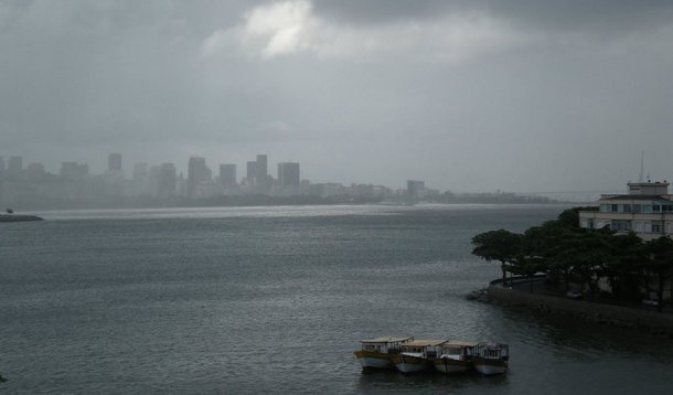 Núcleos de chuva moderada a forte se aproximam da Baía de Guanabara e podem provocar pancadas nas próximas horas, com rajadas de vento moderadas a fortes e descarga elétrica; Alerta de Cheias do Instituto Estadual do Ambiente, que monitora o nível dos rios do Estado, informa que o Quitandinha, em Petrópolis, está em estágio de alerta, podendo transbordar, caso chova forte na serra nas próximas horas