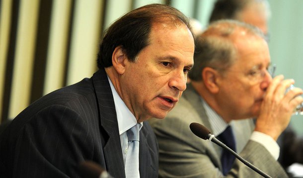 “O Brasil atravessou até agora toda a crise global, que já dura seis anos, sem que essa desventura atingisse os brasileiros. Mas, se prevalecer o pensamento conservador, infelizmente caminharemos para o desemprego e todos o sofrimento que representa”, disse o diretor-presidente da Companhia Siderúrgica Nacional, Benjamin Steinbruch