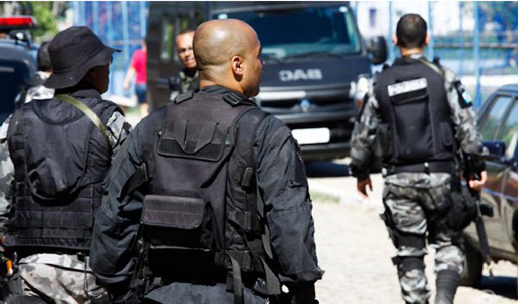 As equipes do BOPE, do Batalhão de Choque do Rio e quase duzentos policiais do 32º Batalhão da PM de Macaé seguem com a operação "Pente Fino" infiltrados nas comunidades em Macaé; o objetivo é desarticular traficantes que estão agindo nesses pontos na tentativa de se reinstalarem para o domínio das comunidades; a operação não tem data para terminar