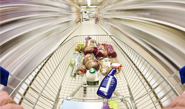 Pesquisa Focus do BC mostra que economistas agora preveem que o IPCA encerrará este ano a 5,84%, ante 5,85% anteriormente; já a perspectiva para a balança comercial em 2013 foi reduzida pela quarta vez seguida; para 2014, a projeção também caiu 