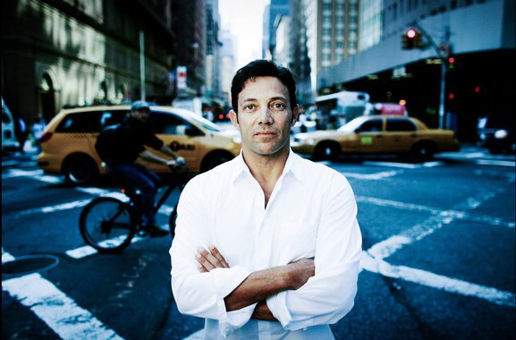 Executivo Jordan Belfort, que inspirou o filme com Leonardo Di Caprio deve retratar os excessos do mercado norte-americano nos anos de 1980; produção ainda não tem nome nem data de exibição