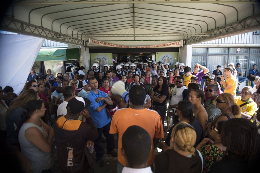 Manifestantes do Movimento dos Trabalhadores Sem Teto (MTST) do Distrito Federal invadiram a sede da Companhia Imobiliária de Brasília (Terracap) nesta manhã, em Brasília, como protesto contra as obras da Copa; cerca de 200 pessoas entraram no prédio público; com a entrada da Polícia Militar no local, houve confronto e os manifestantes foram retirados; movimento acusa a polícia de ter agido de forma truculenta