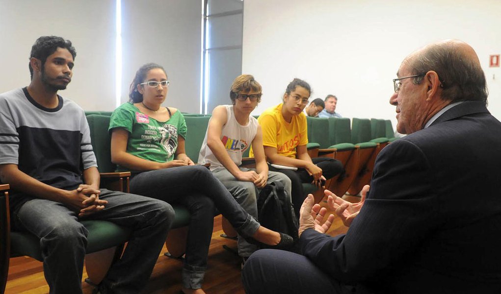O deputado Wasny de Roure (PT) se reuniu com uma comissão de manifestantes que ocupam a sede do Legislativo local; no encontro ficou definido que o grupo pode manter 16 manifestantes dentro do prédio da Câmara; esse é o número de pessoas que entrou na Casa no início da ocupação