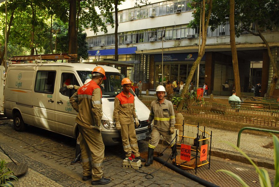 Em nota distribuída, a companhia informou ter registrado o deslocamento de três tampas de bueiros que pertencem à sua rede e de uma tampa de outra concessionária, na zona norte do Rio de Janeiro; ainda não há informações sobre feridos