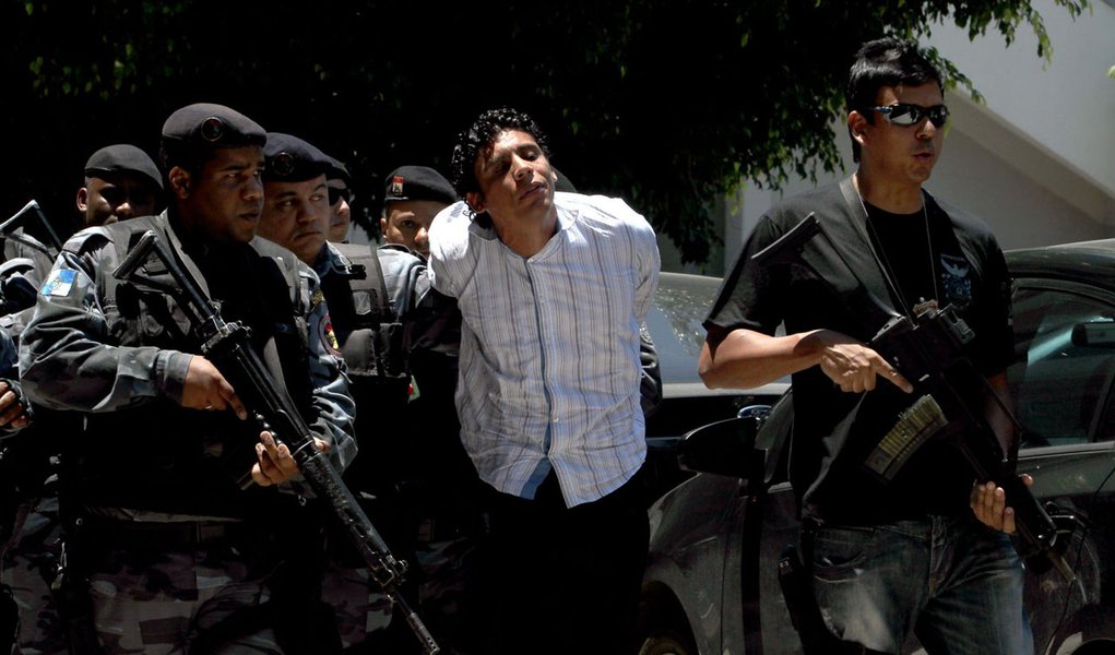 O Ministério Público do Rio de Janeiro denunciou 29 suspeitos de integrar as quadrilhas dos traficantes Antônio Francisco Bonfim Lopes, conhecido como Nem, e Marcelo Santos das Dores, conhecido como Menor P; dentre os denunciados estão: o advogado Nilson Lopes dos Santos, que defende Menor P e já havia sido preso anteriormente e cinco policiais da Unidade de Polícia Pacificadora da Rocinha acusados de serem informantes da quadrilha