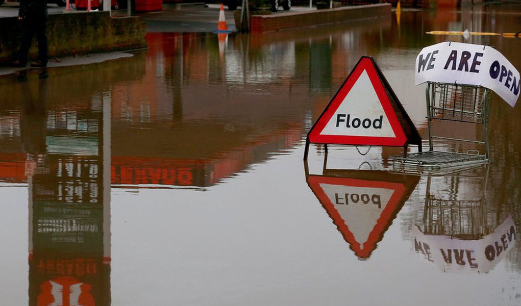 Eventos climáticos extremos, como enchentes, secas, tornados, ondas de calor e frio, têm aumentado em frequência ou intensidade em todo o mundo. A maioria dos cientistas confirma: essa tendência é um sintoma das mudanças climáticas provocadas pelo aquecimento global. Na segunda-feira, o último relatório do IPCC da ONU confirma: ninguém escapará aos efeitos do aquecimento global