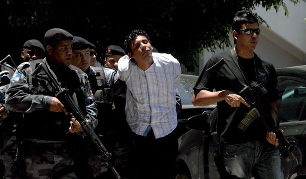 O Ministério Público do Rio de Janeiro denunciou 29 suspeitos de integrar as quadrilhas dos traficantes Antônio Francisco Bonfim Lopes, conhecido como Nem, e Marcelo Santos das Dores, conhecido como Menor P; dentre os denunciados estão: o advogado Nilson Lopes dos Santos, que defende Menor P e já havia sido preso anteriormente e cinco policiais da Unidade de Polícia Pacificadora da Rocinha acusados de serem informantes da quadrilha