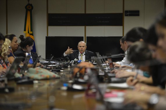 Medidas anunciadas pelo ministro da Fazenda, Guido Mantega, envolvem simplificação das operações voltadas para o setor imobiliário e lançamento das letras imobiliárias garantidas, que ficarão isentas de Imposto de Renda; Mantega garantiu que estímulo ao crédito não aumentará a inflação