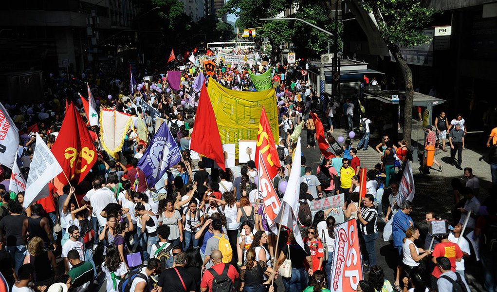 A Polícia Civil prendeu duas pessoas e autuou outras dez durante as manifestações realizadas no Rio de Janeiro; dois homens foram presos em flagrante por porte de artefato explosivo, pois carregavam, segundo a polícia, explosivos dentro de mochilas; um deles também foi preso pelos crimes de desacato, desobediência e resistência