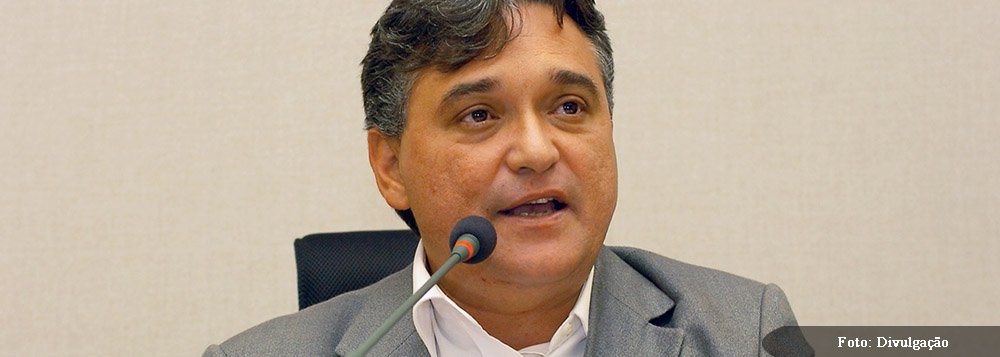  A proposta do deputado Chico Leite (PT) inclui dois parágrafos, vedando a nomeação de cônjuge, companheiro ou parente, até o terceiro grau, inclusive da autoridade nomeante ou de servidor da mesma pessoa jurídica investido em cargo de direção, chefia ou assessoramento, para o exercício de cargo em comissão ou de confiança"