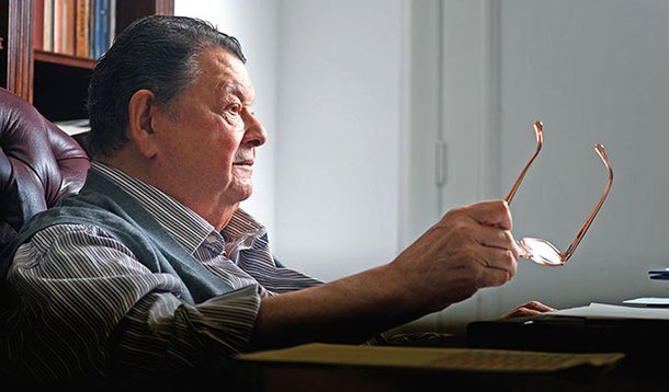 Ex-ministro da Fazenda diz que Brasil enfrenta um paradoxo para poder crescer mais : 'Sem a recuperação da confiança que libertará o "espírito animal" do empresário privado para substituir, com investimento mais produtivo, a demanda pública, o ajuste fiscal que vamos ter de fazer para construir um ambiente saudável será, certamente, "recessivo" e socialmente muito mais custoso'