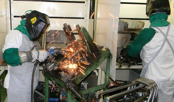 Estimativa de instituições financeiras para o crescimento da economia ficou em 0,9%, após passar por nove reduções consecutivas, segundo boletim Focus, do Banco Central; a estimativa para a produção industrial permanece em 1,15% de retração; o boletim também mostra que o mercado financeiro não espera alterações na taxa básica de juros há oito semanas seguidas