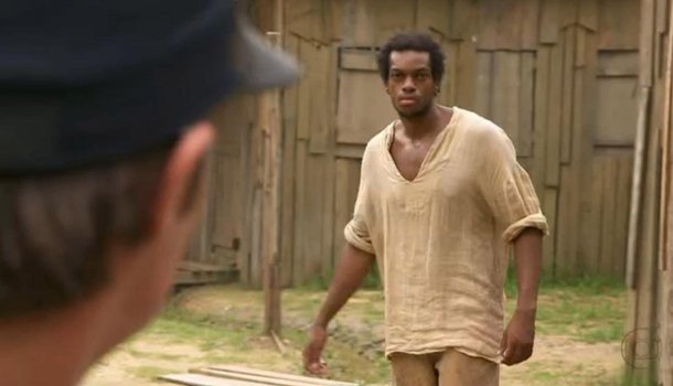 Vítima do roubo que havia identificado Vinícius Romão de Souza como assaltante voltou atrás em seu depoimento, disse o delegado responsável pelo caso, Niandro Lima; amigos e familiares de Vinícius, que atuou na novela Lado a Lado, da Globo, apontam o episódio como mais um caso de preconceito racial; "O crime do Vinícius é ser negro, ter 'black power' e estar na hora e local errados. O suficiente para torná-lo um assaltante em potencial", escreveu o deputado Jean Wyllys no Twitter; jovem de 27 anos está preso por duas semanas