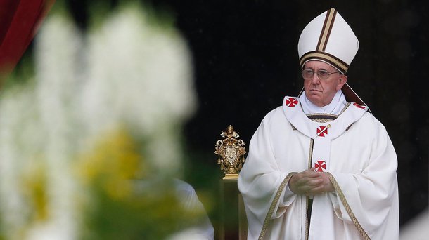 O papa Francisco acenou com incenso sobre a caixa de bronze contendo os pequenos fragmentos de ossos, antes de uma missa na Praça de São Pedro para marcar o fim de um ano de celebração da fé cristã no Vaticano
