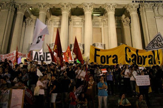 Reportagem do jornal da família Marinho afirma que haveria uma investigação sobre o patrocínio político das manifestações; o deputado Anthony Garotinho (PR-RJ), líder nas pesquisas, rebateu: "A secretaria de Segurança, a mesma que até hoje não conseguiu descobrir onde está o corpo do pedreiro Amarildo, já teria conseguido identificar que o PR teria financiado manifestações. Fantasia? Delírio? Ou desespero?"