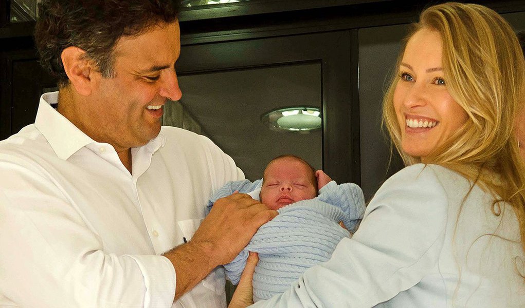 Candidato do PSDB à Presidência, Aécio Neves, de 54 anos, deixou a Clínica Perinatal, em Laranjeiras, na Zona Sul do Rio, com o filho de dois meses no colo no início da tarde deste domingo (10); Bernardo nasceu prematuro, assim como a irmã gêmea Julia, mas precisou ficar mais tempo internado; "Hoje é o dia mais feliz da minha vida", disse o tucano