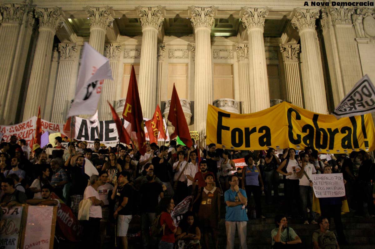 Reportagem do jornal da família Marinho afirma que haveria uma investigação sobre o patrocínio político das manifestações; o deputado Anthony Garotinho (PR-RJ), líder nas pesquisas, rebateu: "A secretaria de Segurança, a mesma que até hoje não conseguiu descobrir onde está o corpo do pedreiro Amarildo, já teria conseguido identificar que o PR teria financiado manifestações. Fantasia? Delírio? Ou desespero?"