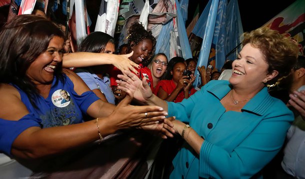 “Tiramos as pessoas da miséria, agora precisamos dar um salto. Precisamos de um novo ciclo de desenvolvimento, investindo em infraestrutura, educação e inovação”, disse a presidenta Dilma Rousseff, candidata à reeleição, ao comentar avanço do Brasil no IDH; segundo ela, o país conseguiu sair da crise econômica mundial em posição melhor do que outros países: “Enquanto eles desempregaram 60 milhões de pessoas, nós criamos 20 milhões de empregos”