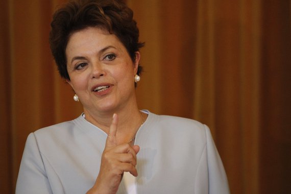 Governo avalia que os dois gigantes da tecnologia, Google e Facebook, estão entre os maiores sonegadores de impostos do País; recebem bilhões de seus clientes, em despesas pagas com cartões de crédito internacionais, e não devolvem nada em tributos; força-tarefa já foi criada pela Receita; governo também pretende obrigar as duas empresas a pagar direitos autorais; recentemente, o ministro das Comunicações, Paulo Bernardo, defendeu a regulamentação do setor de mídia, ao lembrar que o Google já fatura R$ 3,5 bilhões em publicidade no Brasil