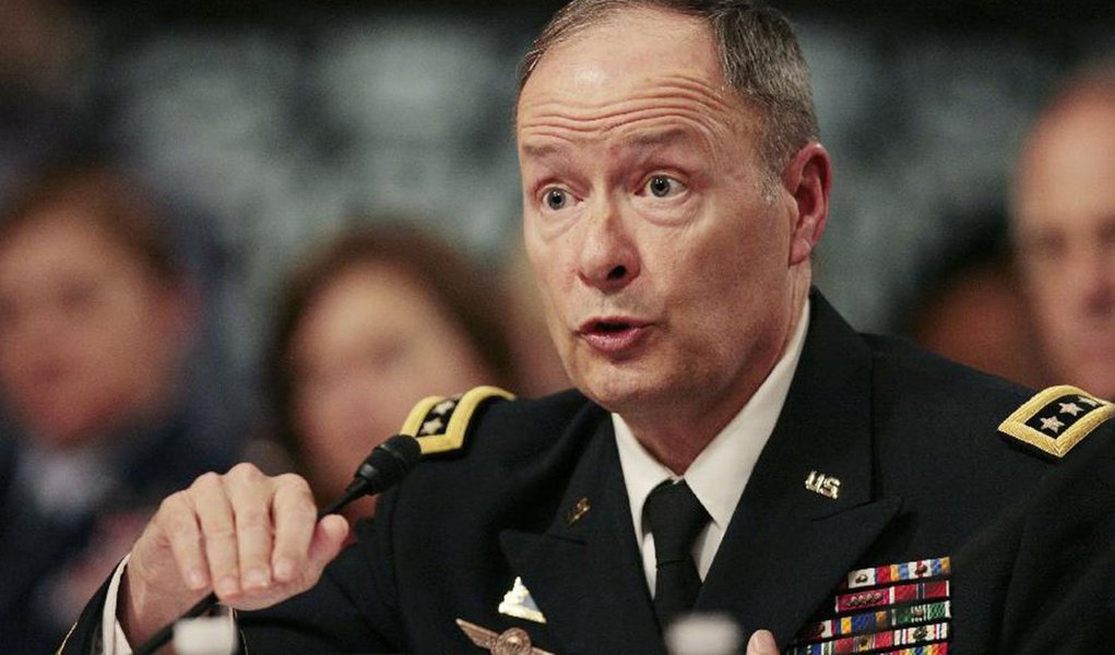 "As afirmações de repórteres na França, na Espanha, na Itália, de que a NSA interceptou dezenas de milhões de telefonemas, são completamente falsas", disse o diretor da Agência Nacional de Segurança (NSA) dos Estados Unidos, Keith Alexander, em uma audiência no comitê de Inteligência da Câmara dos Deputados; chefe da agência explicou que as informações são de agências de inteligência estrangeiras, geralmente coletadas fora da Europa