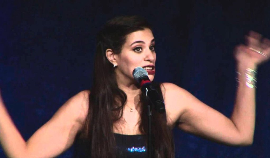 “Eu tenho paralisia cerebral. Eu tremo o tempo todo”, Maysoon Zayid abre-se no início desta palestra emocionante e hilária. (Sério, é hilária.) “Eu sou um misto de Shakira com Muhammad Ali”. Com graça e humor, a comediante árabe-americana nos leva em uma turnê das suas aventuras como atriz, comediante stand-up, filantropa e defensora dos deficientes 