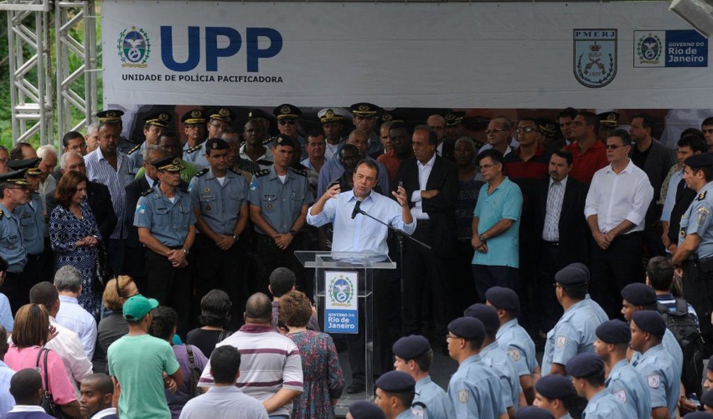 Governador do Rio, Sérgio Cabral (PMDB), disse que não haverá "jamais" descontinuidade na política de segurança pública do estado com sua saída, no início de abril, quando vai se desincompatibilizar para concorrer a um cargo eletivo; a criminalidade tem reagido em diversas áreas já pacificadas, com atentados às sedes de UPPs; "O [vice-governador, Luiz Fernando] Pezão tem todo o compromisso com a política de pacificação", disse Cabral 