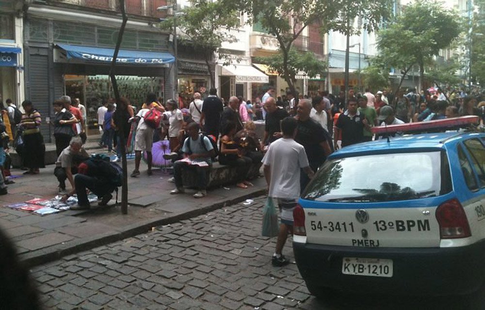 Manifestantes que protestam contra a Copa entraram em confronto com policiais militares nas ruas da Tijuca, no início da noite de hoje; os policiais acompanham de perto o ato e fazem barrerias para evitar que o grupo entre em algumas ruas, que dão acesso ao Maracanã; em um desses bloqueios houve confronto; a PM usou spray de pimenta e deteve alguns manifestantes; eles foram algemados e colocados em viaturas