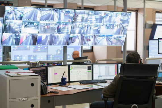 A partir desta segunda-feira (3) será iniciada a fiscalização de trânsito com câmeras de vídeo em estradas e rodovias do Distrito Federal. Dez equipamentos já estão em funcionamento. Ainda este mês mais quatro serão instalados. Expectativa é que condutores fiquem mais atentos e os números de acidentes e infrações sejam reduzidos