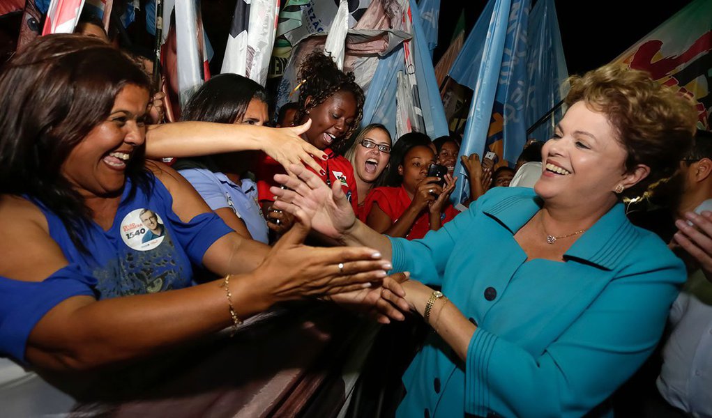 “Tiramos as pessoas da miséria, agora precisamos dar um salto. Precisamos de um novo ciclo de desenvolvimento, investindo em infraestrutura, educação e inovação”, disse a presidenta Dilma Rousseff, candidata à reeleição, ao comentar avanço do Brasil no IDH; segundo ela, o país conseguiu sair da crise econômica mundial em posição melhor do que outros países: “Enquanto eles desempregaram 60 milhões de pessoas, nós criamos 20 milhões de empregos”