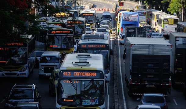 Os motoristas que seguiam em direção ao centro do Rio, enfrentaram um caos no trânsito, primeiro dia útil da entrada em vigor das modificações no trânsito na região portuária do Rio, devido ao fechamento do trecho da Avenida Rodrigues Alves; as maiores retenções para a remoção do último trecho do Elevado da Perimetral foram na parte da manhã no Viaduto do Gasômetro, sentido centro e na Via Binário do Porto, no sentido contrário, na saída do centro da cidade