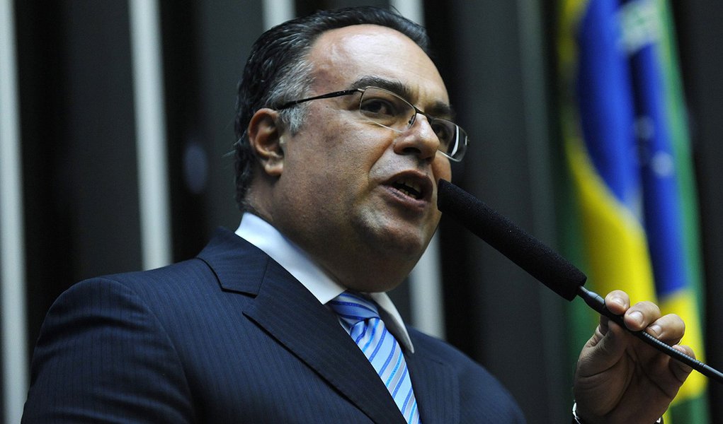 Deputado André Vargas (PT-PR), 1º vice-presidente da Câmara, negou em discurso no plenário nesta quarta (2) envolvimento com o doleiro Alberto Youssef, que foi preso na Operação Lava Jato, da Polícia Federal, na semana passada; ele confirmou que conhece Youssef há mais de 20 anos, na sua cidade natal, Londrina (PR), e citou que o doleiro é dono do maior hotel da cidade; Vargas disse que no final do ano passado o procurou e pediu a Youssef para viabilizar uma aeronave para ele viajar com a família; "Eu não sabia que a aeronave tinha sido alugada. Reconheço que fui imprudente, foi um equivoco, deveria ter exigido o contrato", disse