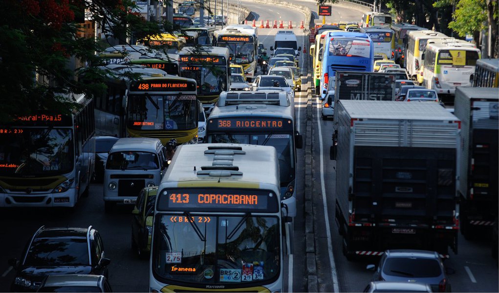 Os motoristas que seguiam em direção ao centro do Rio, enfrentaram um caos no trânsito, primeiro dia útil da entrada em vigor das modificações no trânsito na região portuária do Rio, devido ao fechamento do trecho da Avenida Rodrigues Alves; as maiores retenções para a remoção do último trecho do Elevado da Perimetral foram na parte da manhã no Viaduto do Gasômetro, sentido centro e na Via Binário do Porto, no sentido contrário, na saída do centro da cidade