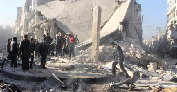 Pelo menos 517 pessoas, incluindo 151 crianças, foram mortas em ataques aéreos do Exército sírio contra rebeldes na província de Aleppo desde 15 de dezembro; 46 combatentes – 34 rebeldes e 12 extremistas da organização do Estado Islâmico no Iraque e no Levante (Eiil) – e 46 mulheres estão também entre as vítimas mortas nos ataques aéreos diários do Exército sírio, que lança "barris explosivos" há duas semanas sobre a capital e a província do Norte