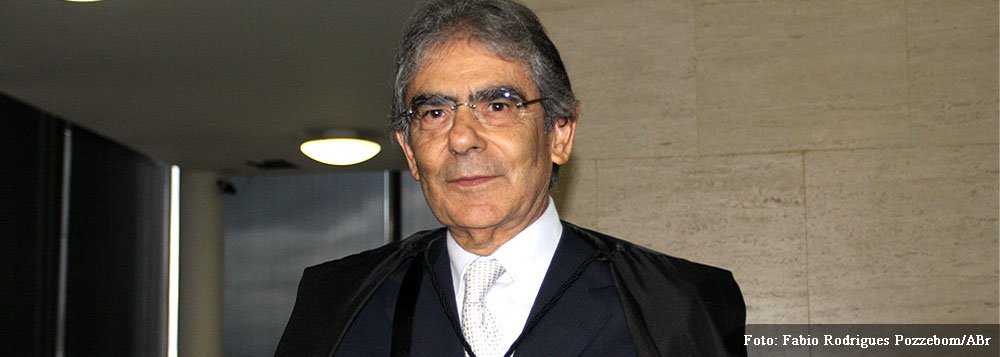 Carlos Ayres Britto afirma ter admiração pela ex-senadora e confirma terem conversado sobre os ideais que estão hoje consubstanciados na criação da Rede; no entanto, descarta pretensão política em 2014: “Saí muito juiz do Supremo, e isso apagou em mim aquela antiga chama político-partidária”