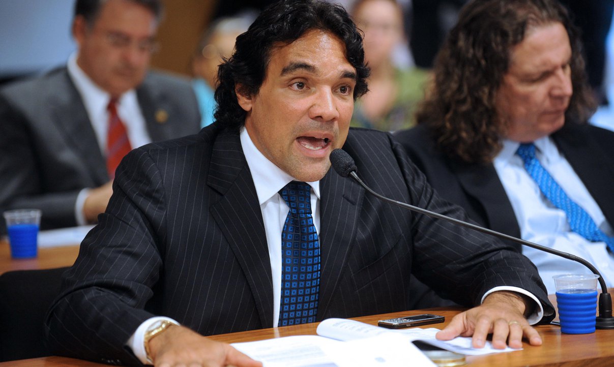 O projeto, segundo o relator, senador Lobão Filho (PMDB), pretende modernizar o regimento, que é da década de 1970, e adaptá-lo a novas demandas geradas a partir da criação de novas tecnologias; no relatório, o senador estabelece, por exemplo, que a tramitação dos projetos deve ser publicada prioritariamente na internet, de modo que todos tenham acesso mais rápido e facilitado aos projetos e relatórios; "Isso vai ao encontro das reivindicações por mais transparência e agilidade", argumenta o peemedebista