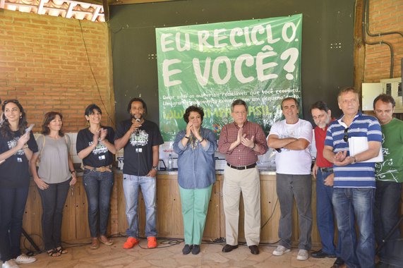 Cerca de 100 pessoas participaram da abertura, no Parque Olhos D'Água, da Ação Limpa Brasil, que visa a conscientizar a população sobre o descarte e a destinação correta dos resíduos sólidos. O evento ocorre em mais 100 países e conta com a participação de 8 milhões de voluntários