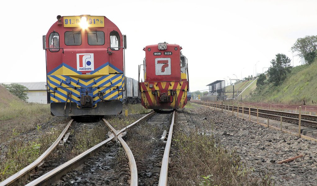 Estatal adquire duas primeiras locomotivas próprias, por R$ 2,2 milhões; até então, sete máquinas utilizadas pela empresa, sendo uma de manobra, são alugadas e não têm a mesma potência; “O escoamento dos produtos ficará mais rápido na região Oeste”, explicou o secretário estadual de Infraestrutura e Logística, José Richa Filho 