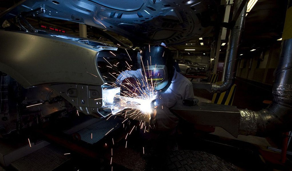 Queda foi de 0,3% em dezembro na comparação com novembro; na comparação com dezembro de 2012, o total de pessoal ocupado na indústria recuou 1,7%