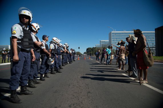 Cerca de 300 lideranças indígenas de todo o País ocupam todos os acessos do Ministério da Justiça, em Brasília; eles querem, entre outros pontos, entregar um documento com 36 processos de regularização de terras indígenas e reivindicar a efetivação dos processos de demarcação a José Eduardo Cardozo; ministro afirmou que irá recebê-los, provavelmente às 17h